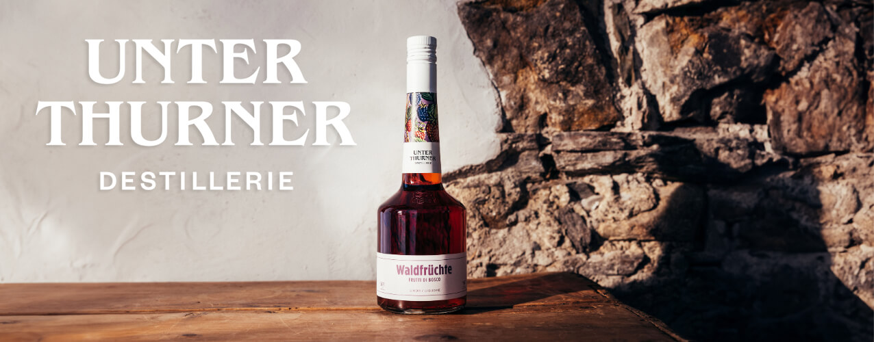 Unterthurner Waldfr�chte Lik�rflasche auf Tisch mit Deko